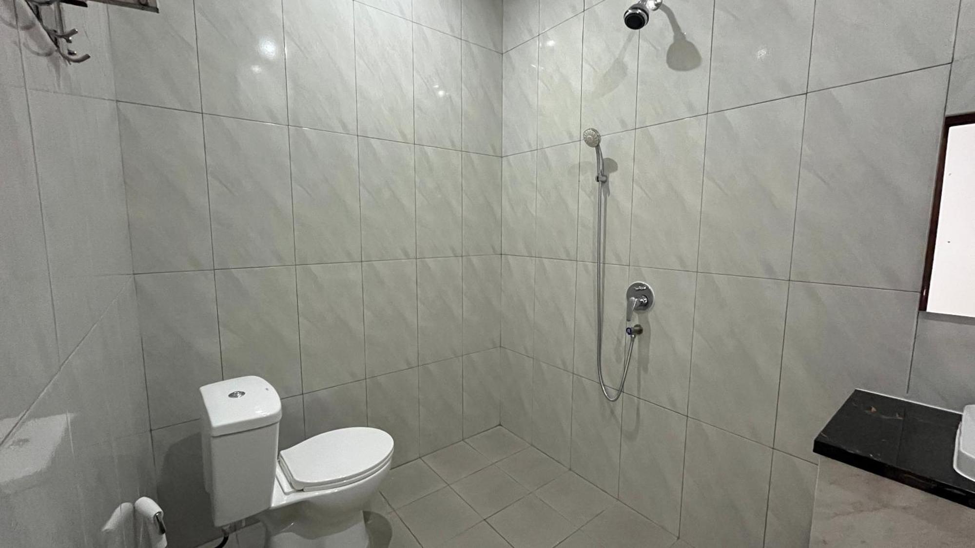 Hotel Reddoorz Premium At Jalan Diponegoro Lampung Bandar Lampung Exterior foto